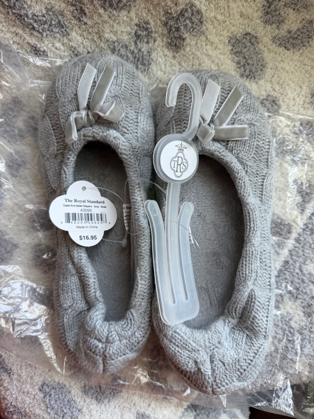 The Royal Standard Women's Gray Cable Knit Slippers with Bow
